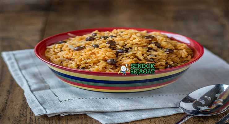 Arroz con Gandules dengan Tostones dan Ketumbar.