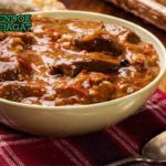 Wallaby Stew Sendok Sejagat dengan wattleseed.