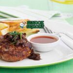 Aussie Rissoles dengan daging sapi dan saus tomat, siap disajikan