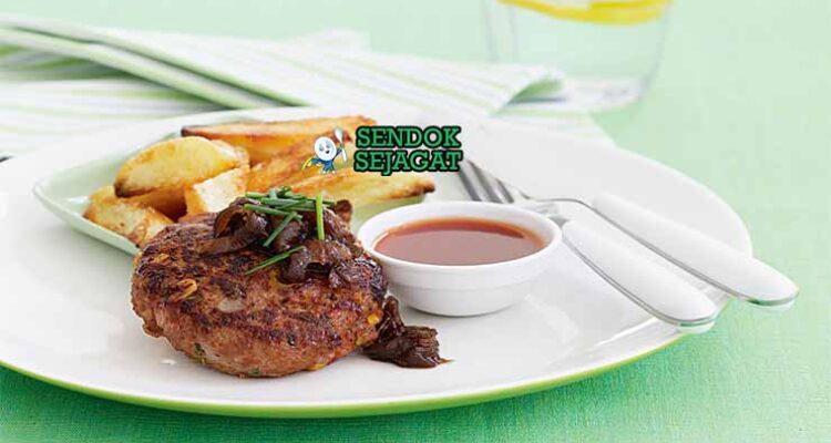 Aussie Rissoles dengan daging sapi dan saus tomat, siap disajikan