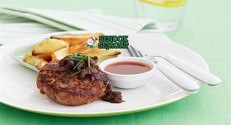 Aussie Rissoles dengan daging sapi dan saus tomat, siap disajikan