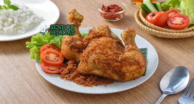 Ayam Goreng Lengkuas Sendok Sejagat dengan lengkuas renyah.