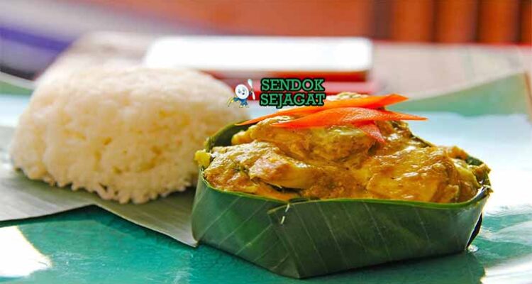 Cambodian Fish Amok Sendok Sejagat dengan santan dan daun pisang.