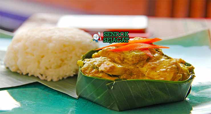 Cambodian Fish Amok Sendok Sejagat dengan santan dan daun pisang.