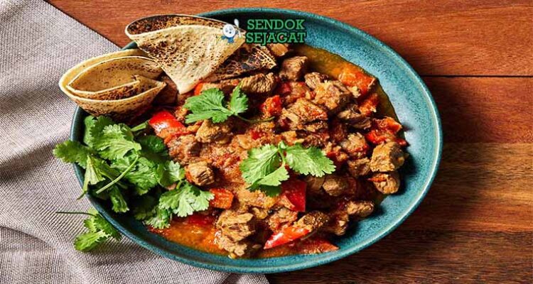 Carne Guisada Tex-Mex Sendok Sejagat dengan tortilla.
