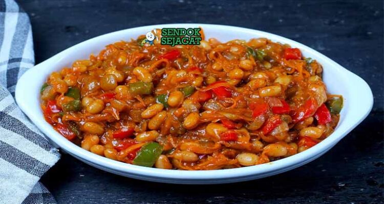 Chakalaka Afrika Selatan dengan tomat, paprika, dan kacang panggang