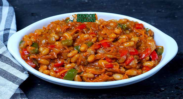 Chakalaka Afrika Selatan dengan tomat, paprika, dan kacang panggang