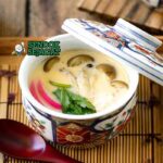 Chawanmushi Jepang dengan Udang dan Mitsuba.
