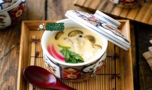 Chawanmushi Jepang dengan Udang dan Mitsuba.