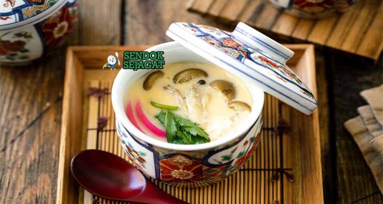 Chawanmushi Jepang dengan Udang dan Mitsuba.