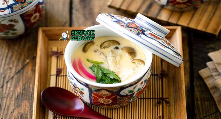 Chawanmushi Jepang dengan Udang dan Mitsuba.