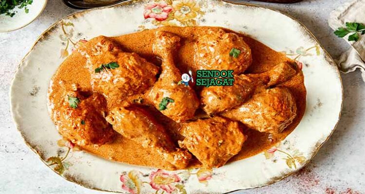Chicken Paprikash Hongaria dengan saus krim paprika dan nokedli