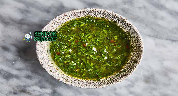 Chimichurri Argentina dengan Peterseli dan Minyak Zaitun.