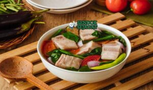 Sinigang na Baboy Sendok Sejagat dengan tamarind.