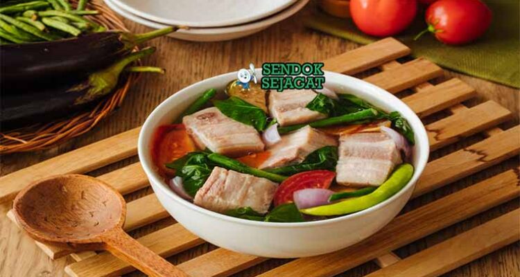 Sinigang na Baboy Sendok Sejagat dengan tamarind.