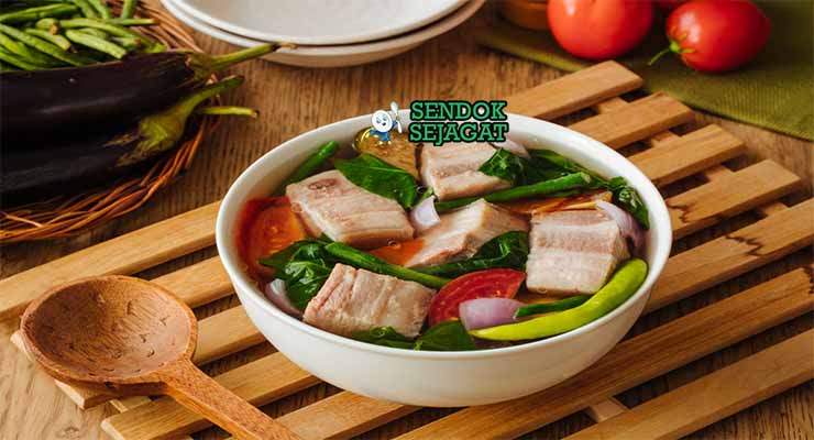 Sinigang na Baboy Sendok Sejagat dengan tamarind.