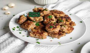 Frikadeller Denmark dengan Kentang dan Saus Cokelat.
