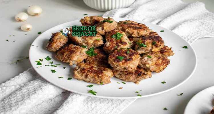 Frikadeller Denmark dengan Kentang dan Saus Cokelat.