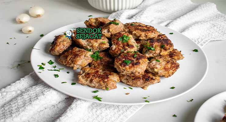 Frikadeller Denmark dengan Kentang dan Saus Cokelat.