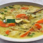 Zupa Ogórkowa Polandia dengan Dill dan Roti.