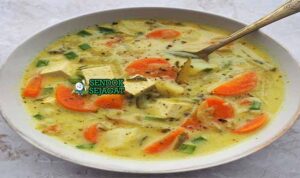 Zupa Ogórkowa Polandia dengan Dill dan Roti.