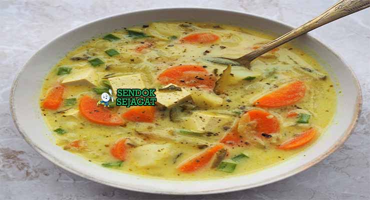 Zupa Ogórkowa Polandia dengan Dill dan Roti.