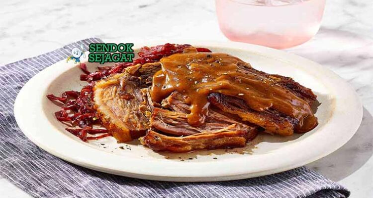 German Sauerbraten Sendok Sejagat dengan kuah cuka.