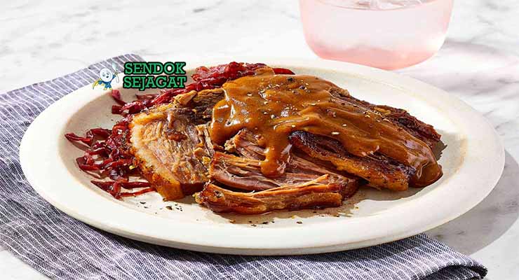 German Sauerbraten Sendok Sejagat dengan kuah cuka.