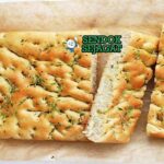 Italian Focaccia Sendok Sejagat dengan rosemary.