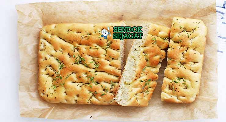Italian Focaccia Sendok Sejagat dengan rosemary.