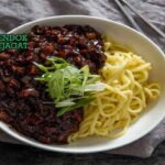 Mangkuk Jajangmyeon dengan Saus Kacang Hitam Korea.