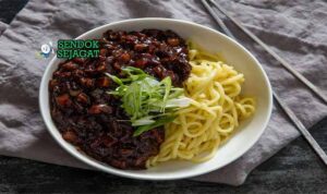 Mangkuk Jajangmyeon dengan Saus Kacang Hitam Korea.