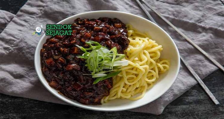 Mangkuk Jajangmyeon dengan Saus Kacang Hitam Korea.