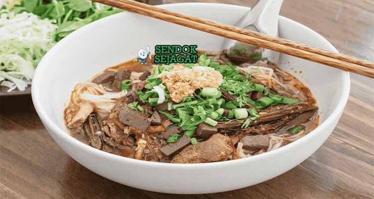 Khanom Chin Nam Ngiao dengan Kuah Tomat Pedas.