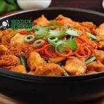 Korean Dakgalbi Sendok Sejagat dengan saus pedas.