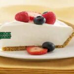 Lemon Myrtle Cheesecake dengan Buah Beri.