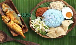 Malaysian Nasi Kerabu Sendok Sejagat dengan nasi biru.