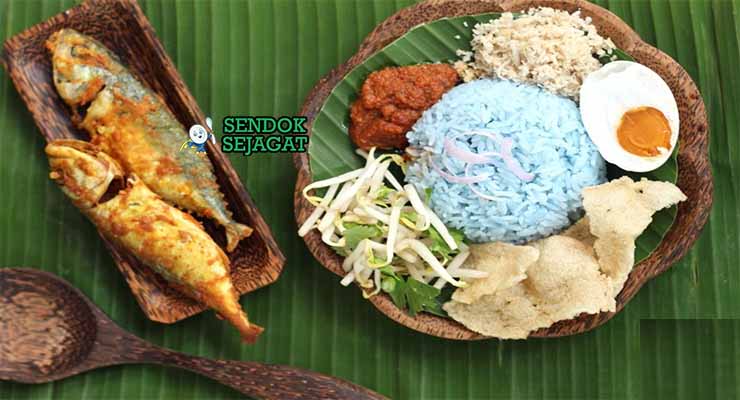 Malaysian Nasi Kerabu Sendok Sejagat dengan nasi biru.