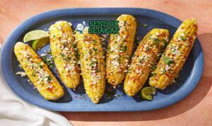 Mexican Street Corn Sendok Sejagat dengan keju.