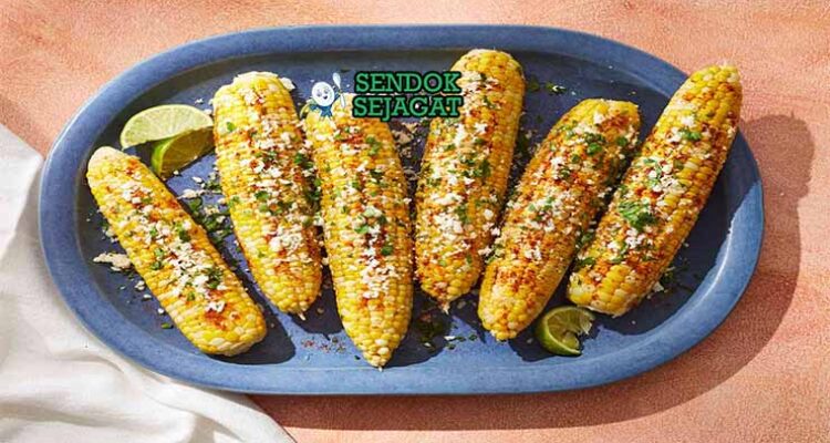Mexican Street Corn Sendok Sejagat dengan keju.