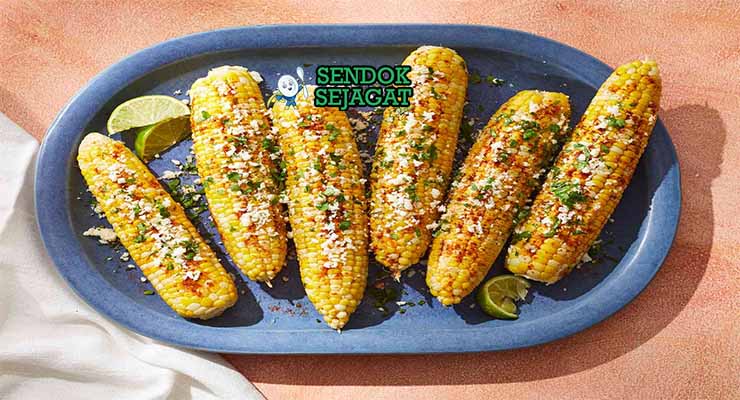 Mexican Street Corn Sendok Sejagat dengan keju.