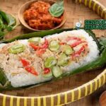 Nasi Bakar Teri Sendok Sejagat dengan daun pisang.