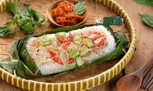 Nasi Bakar Teri Sendok Sejagat dengan daun pisang.