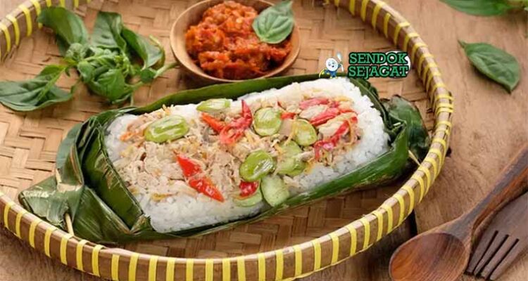 Nasi Bakar Teri Sendok Sejagat dengan daun pisang.