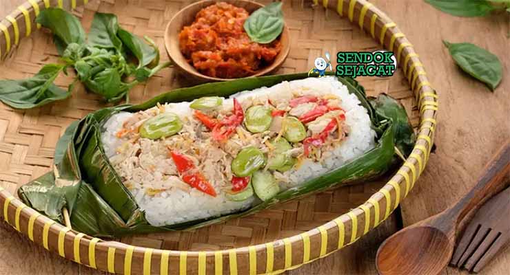 Nasi Bakar Teri Sendok Sejagat dengan daun pisang.