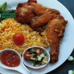 Nasi Briyani Ayam Malaysia dengan ayam berbumbu dan acar sayur