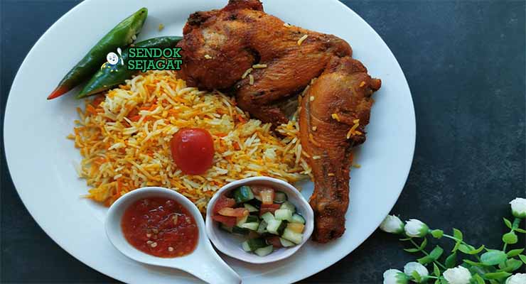 Nasi Briyani Ayam Malaysia dengan ayam berbumbu dan acar sayur