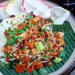 Piring Nasi Lengko dengan Saus Kacang Khas Cirebon.