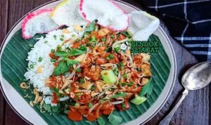 Piring Nasi Lengko dengan Saus Kacang Khas Cirebon.