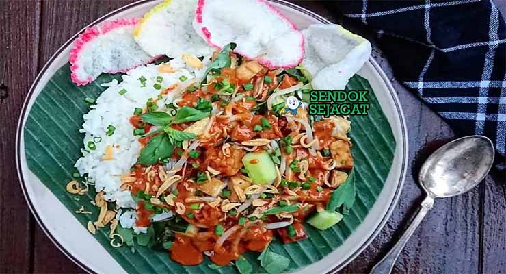 Piring Nasi Lengko dengan Saus Kacang Khas Cirebon.